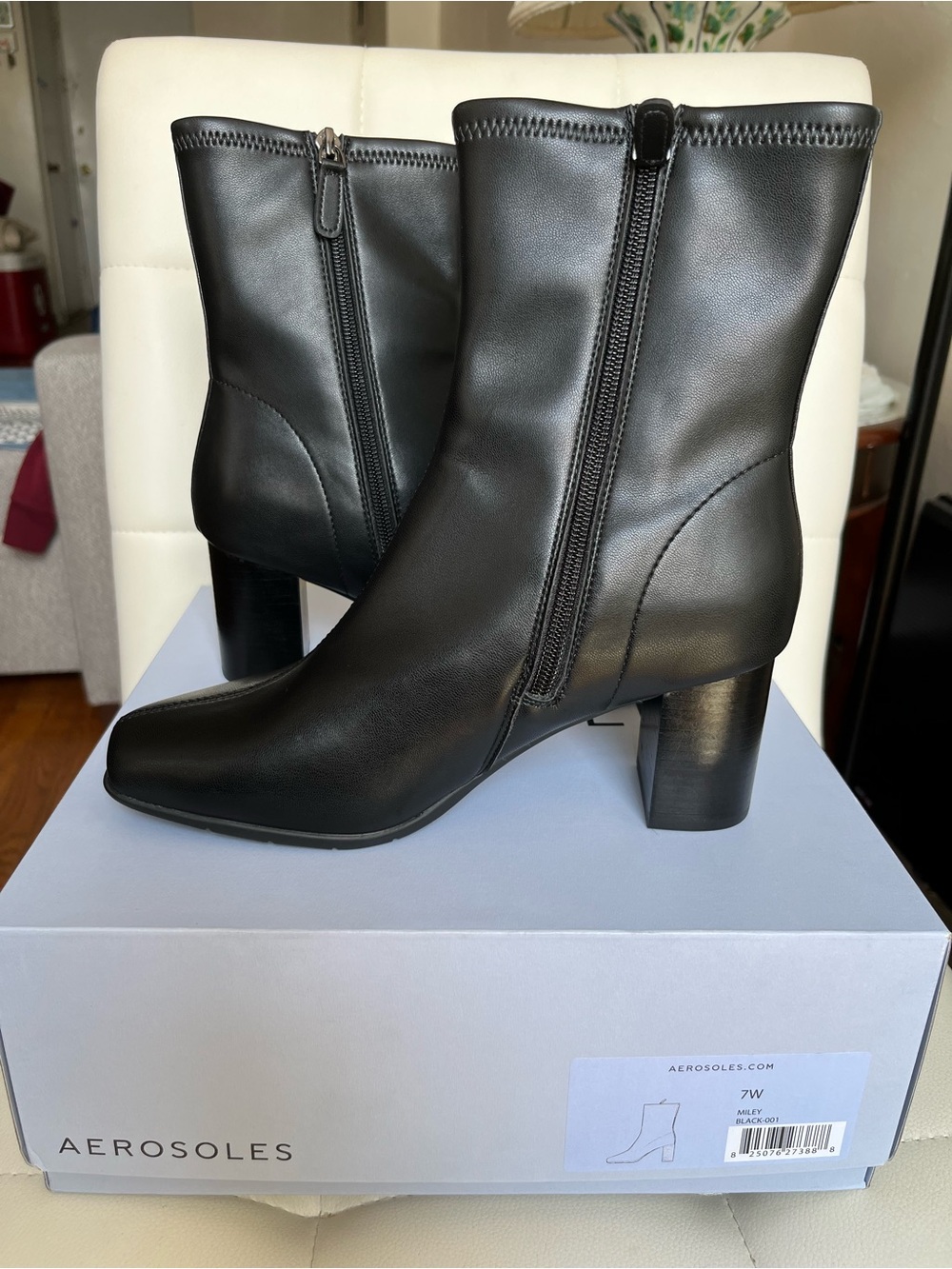 Black Women's Square-Toe Ankle Boots - faux leather size 7W